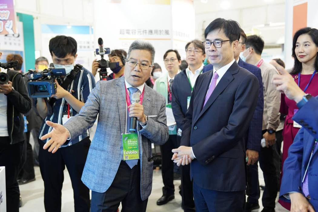 日月光連續兩年參加年度科技盛會「高雄智慧城市展」，今年以「智慧封裝ｘ綠色科技ING」為主軸，聚焦「封裝智慧製造」及「智慧能源管理」，以專題講座與互動式的體驗設計，和現場貴賓、參觀者們分享企業推展綠能永續的經驗及成果。