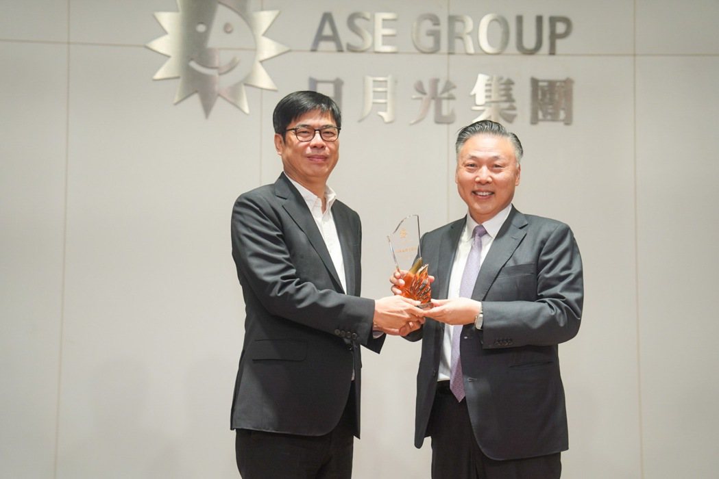 高雄市長陳其邁頒發環保永續貢獻獎給日月光，由執行長吳田玉代表受獎。